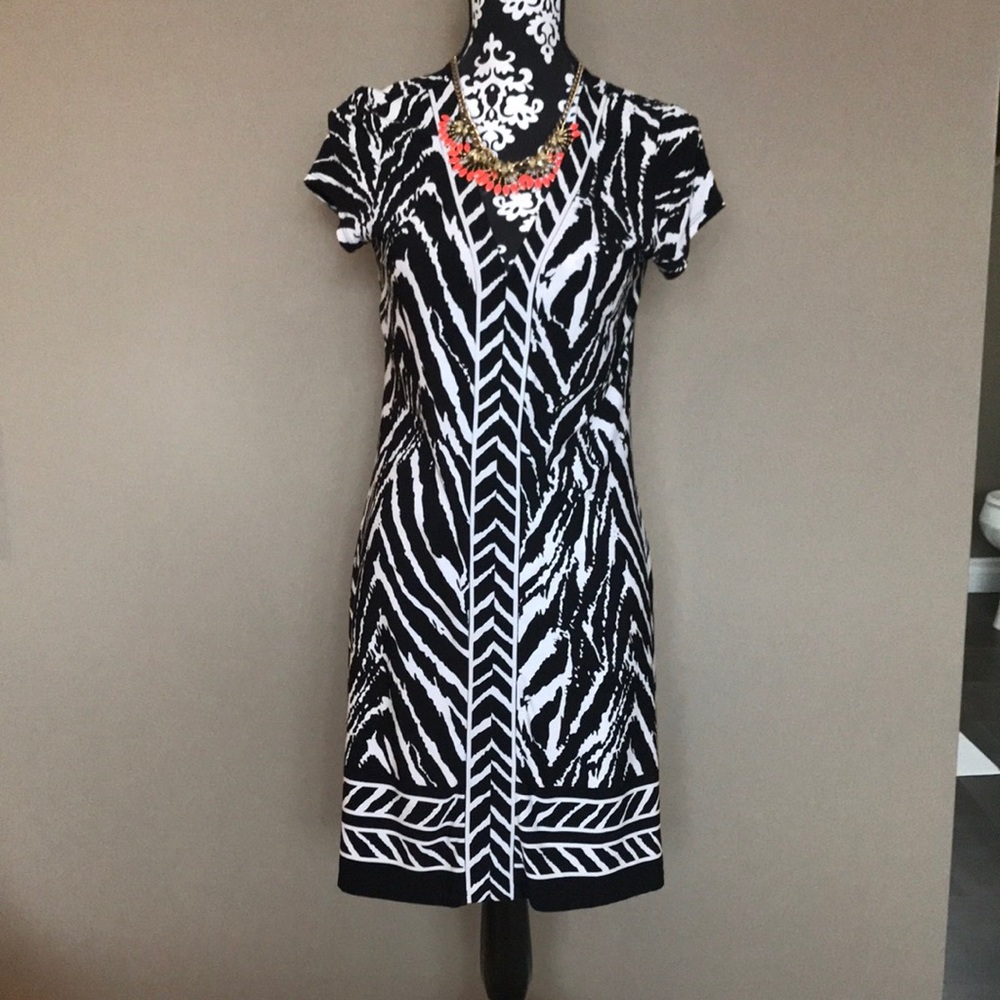 Black and white v neck capped sleeve dress